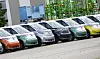 Neuwagen von Volkswagen vom Typ ID.Buzz stehen auf einem Hof am Werk von Volkswagen Nutzfahrzeuge.