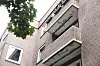 Einige der Balkone an dem Gebäudekomplex in Hamburg-Eimsbüttel sind sichtbar marode.