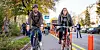 Verkehrssenator Anjes Tjarks (Grüne) und Kirsten Pfaue, Leiterin Koordination Mobilitätswende, unterwegs auf einer Pop-Up-Bikelane.