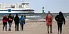Spaziergänger am Ostseestrand. Wann die Tourismus-Saison in Mecklenburg-Vorpommern beginnen kann, ist unklar.