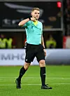 Schiedsrichter Timo Gerach zeigt eine Gelbe Karte