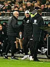 Alexander Blessin beschwert sich beim Vierten Offiziellen