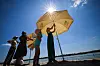 Ein Schirm schützt vor Sonne – die Sonnencreme sollte man auch in Hamburg trotzdem nicht vergessen.
