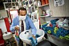 In Friseur-Salons gelten jetzt noch strengere Hygiene-Regeln: Behçet Algan (65) aus Ottensen desinfiziert das Waschbecken.