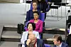 Zaklin Nastić (oben), BSW-Gründerin und Namensgeberin Sahra Wagenknecht (Mitte) und Amira Mohamed Ali im Bundestag.