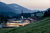 Malerisches Balderschwang umgeben von Bergen, Almen und Wäldern.