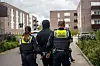 Ein Mann wird in Handschellen abgeführt.