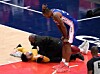 Philadelphia-Center Dwight Howard sieht aus nächster Nähe zu, wie der auf das Feld gestürmte Fan von einem Sicherheitsmann überwältigt wird.