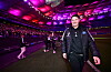 HSV-Trainer Merlin Polzin geht durch das beleuchtete Volksparkstadion