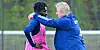 Aufbauhilfe: Horst Hrubesch (r.) unterstützte HSV-Stürmer Bakery Jatta nach den erneuten Zweifeln an dessen korrekter Identität.