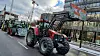 Trecker fahren durch Hamburg. Auf einem Schild ist zu lesen: „Gesetze und Regeln ohne Verstand. Erst stirbt der Bauer und dann das Land.“