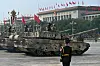 Mehrere Panzer sind zu der Militärparade aufgefahren.
