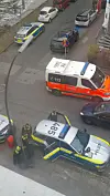 Polizisten nehmen den 51-jährigen Mann fest. Er soll seine Partnein lebensgefährlich verletzt haben.