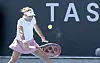 Tatjana Maria schlägt beim Turnier im australischen Hobart eine Rückhand.