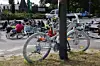 Ein weiß angemaltes Fahrrad