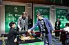 Magnus Carlsen schüttelt Liang Awonder die Hand