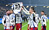 Die Spieler des HSV jubeln und zeigen ein Trikot von Noah Katterbach