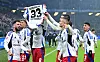 Die Spieler des HSV jubeln und zeigen ein Trikot von Noah Katterbach