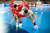 Andy Schmid umklammert Lukas Mertens im Duell um den Ball