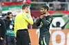 Wolfsburg-Spieler Paulo Octavio zeigt dem Schiedsrichterassistenten die Kratzspuren am Hals.