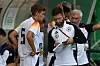 Shkodran Mustafi mit Taktiktafel in der Hand