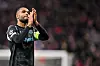 Jonathan Tah klatscht den Fans Beifall