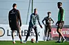 Timo Schultz (M.) erklärte die Arbeit gegen den Ball zum Schwerpunkt in Spanien.