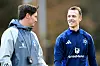 HSV-Interimscoach Merlin Polzin tauscht sich mit Kapitän Sebastian Schonlau aus.
