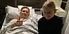 Radsprinter André Greipel zeigt sich nach seiner Schulter-OP im Krankenbett. Rechts Tochter Luna Malou