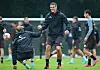 Jakov Medic hilft Simon Makienok auf die Beine. Der Kroate ist schon bei St. Pauli angekommen.