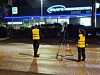 Polizeibeamte auf dem Ölmühlenweg in Hamburg-Tonndorf bei der Unfallaufnahme. Eine Seniorin wurde hier von einem Autofahrer erfasst.