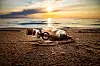 Flaschenpost am Strand beim Sonnenuntergang