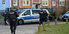 Polizisten beim Sicherstellen von Beweismitteln.