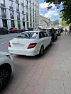 Eine Reihe parkender Autos blockiert den Radweg an den Messehallen.