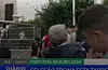 Der portugiesische TV-Reporter Nuno Pereira tritt während einer Live-Schalte nach Jugendlichen.