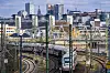 Ein ICE am Bahnhof Elbbrücken fährt in Richtung Hamburg Innenstadt.