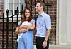 Kate und William stehen mit dem Neugeborenen vor dem Krankenhaus und posieren für die Presse.