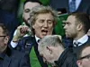 Rod Stewart jubelt bei einem Fußball-Spiel von Celtic Glasgow.
