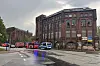 Lost-Place in Hamburg-Harburg. Davor stehen Fahrzeuge von Polizei und Feuerwehr