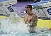 Adam Peaty schlägt aufs Wasser
