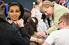 Reem Sahwil brach bei einem Bürgerdialog im Jahr 2015 in Rostock mit der damaligen Kanzlerin Angela Merkel in Tränen aus – die Szene ging damals viral. (Archivbild)