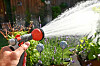 Ein Mann bewässert seinen Garten