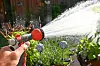 Ein Mann bewässert seinen Garten
