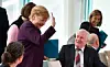 Angela Merkel nimmt es mit einem Lächeln hin, dass ihr Horst Seehofer den handschlag verweigert.