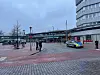 Polizisten stehen vor dem Bahnhof Neumünster. Der Bahnhof ist nach einer Bombendrohung gesperrt.