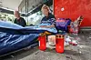Kerzen stehen am Hamburger Berg – dort, wo am Sonnabend der wohnungslose Mick (52✝) gestorben ist.