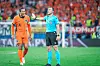 Virgil van Dijk beschwert sich bei Felix Zwayer
