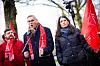 Thorsten Gröger (2.v.l), Bezirksleiter der IG Metall in Niedersachsen und Sachsen-Anhalt, und Daniela Cavallo, Betriebsratsvorsitzende von VW, vor dem Hotel, in dem die fünfte Tarifrunde verhandelt wird.