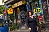 Mareike Dere vor ihrem Kiosk „Mittenmang“ an der Davidstraße.