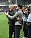 Peter Bosz und Domenico Tedesco umarmen sich.